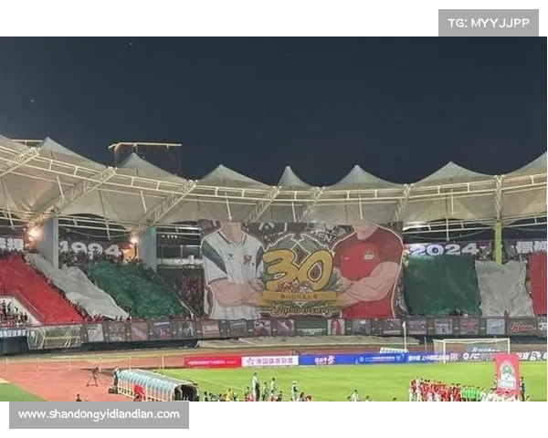 航海体育场外铜像与鲜花见证河南球迷三十年情怀与坚守